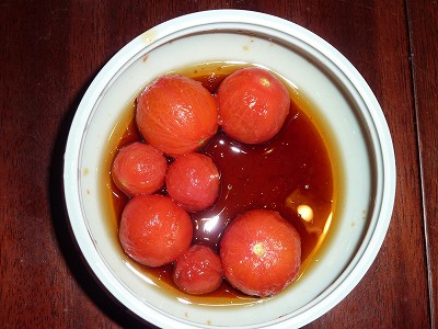 中玉トマト「フルティカ」、湯むきして「ミニトマト漬け」に